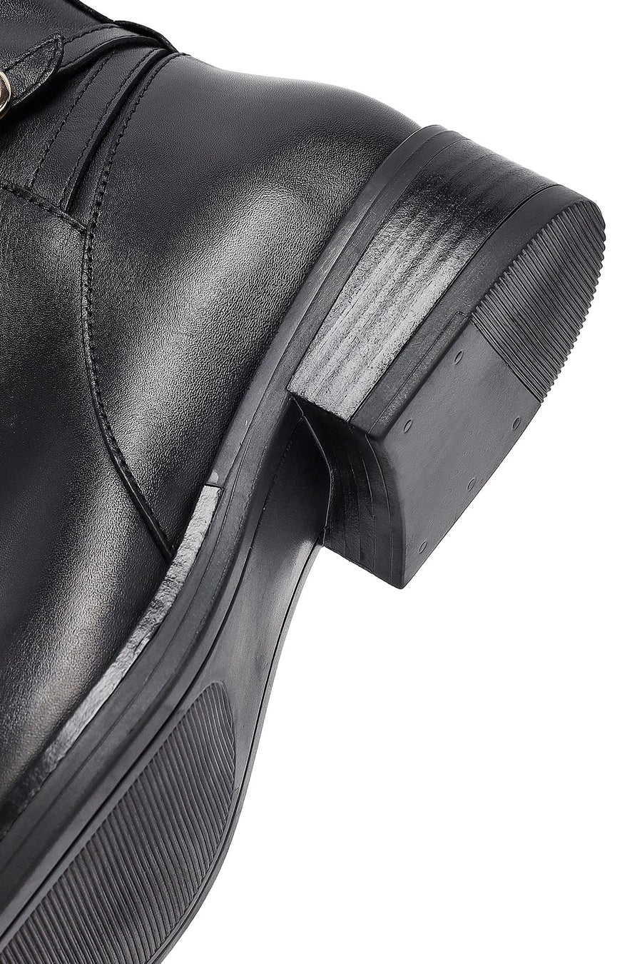 Woman Black Zippered Leather Boat
