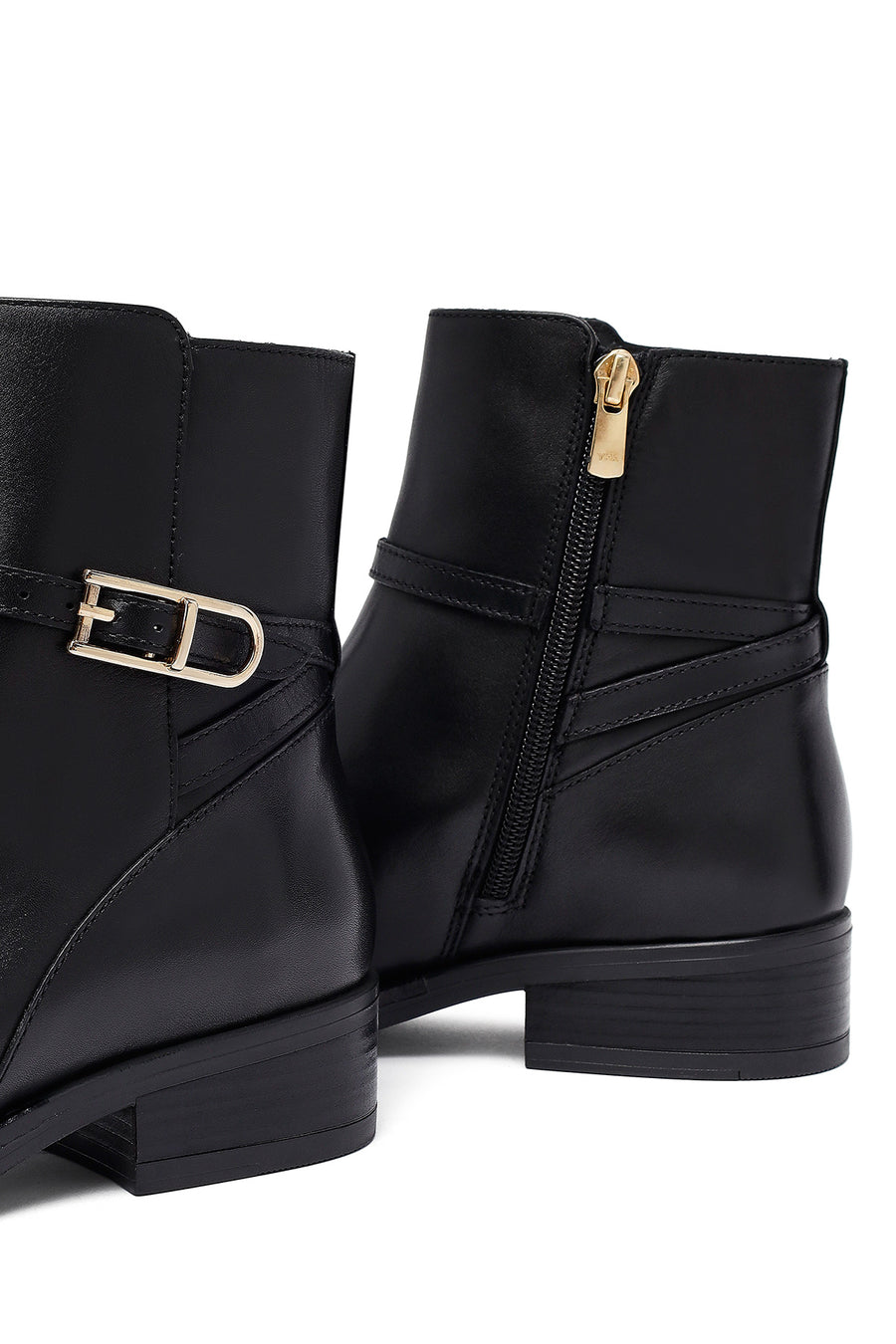 Woman Black Zippered Leather Boat