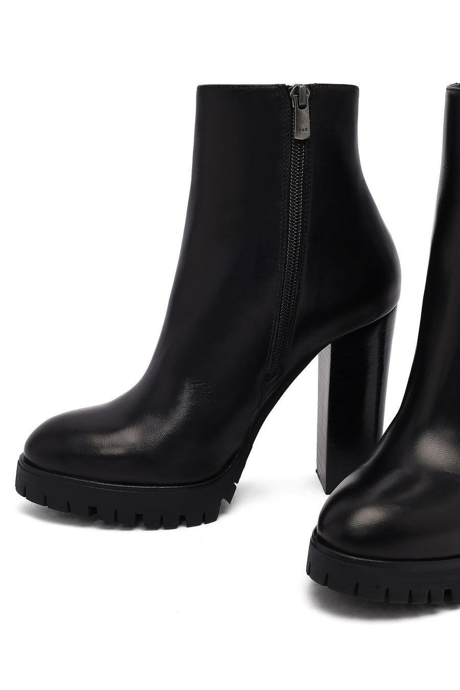 Woman Black Zip Closure High-Heeled Leather Boots