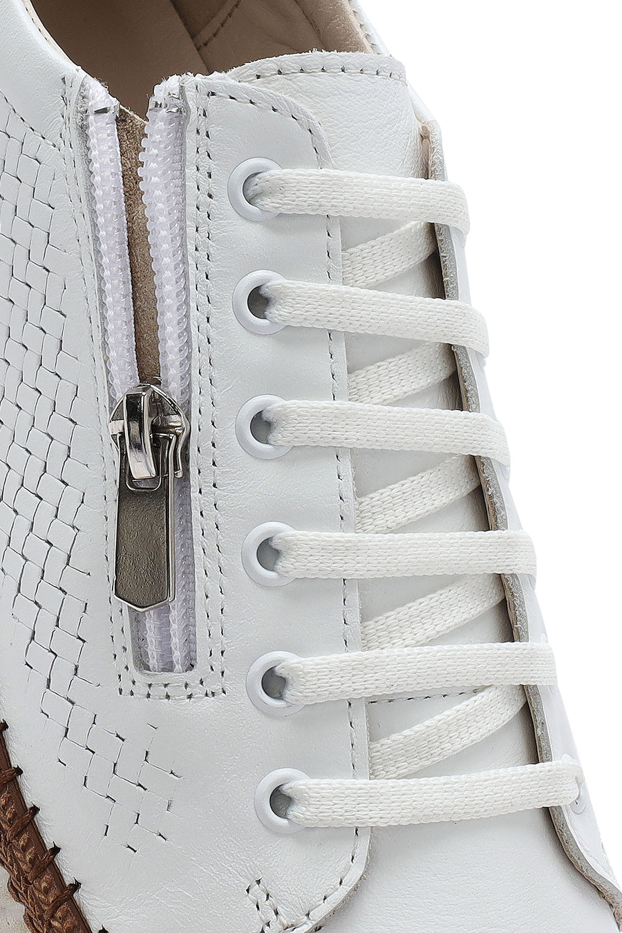 Kadın Beyaz Bağcıklı Kalın Tabanlı Deri Sneaker