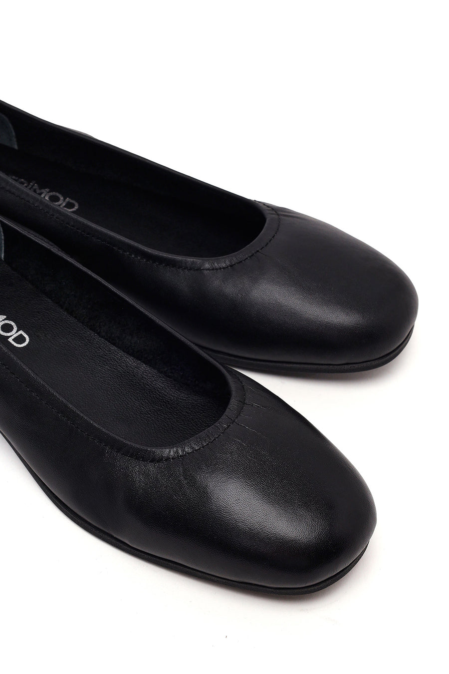 Woman Black Leather Ballet Flat