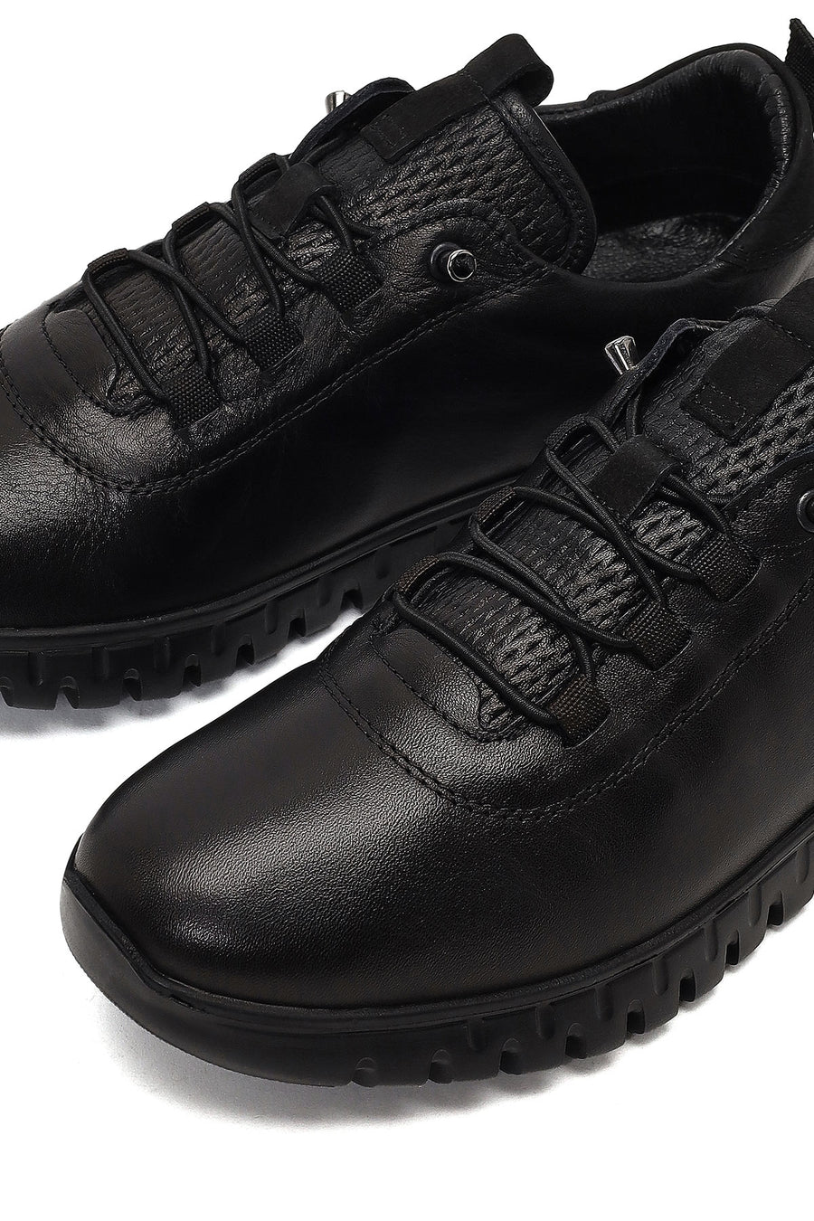 Kadın Siyah Bağcıklı Kalın Tabanlı Deri Sneaker