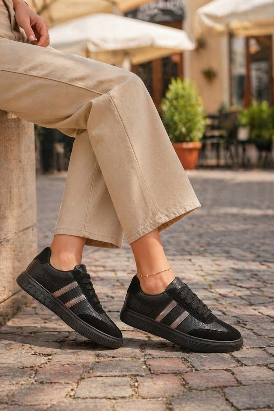 Woman Black Lace-Up Sneakers