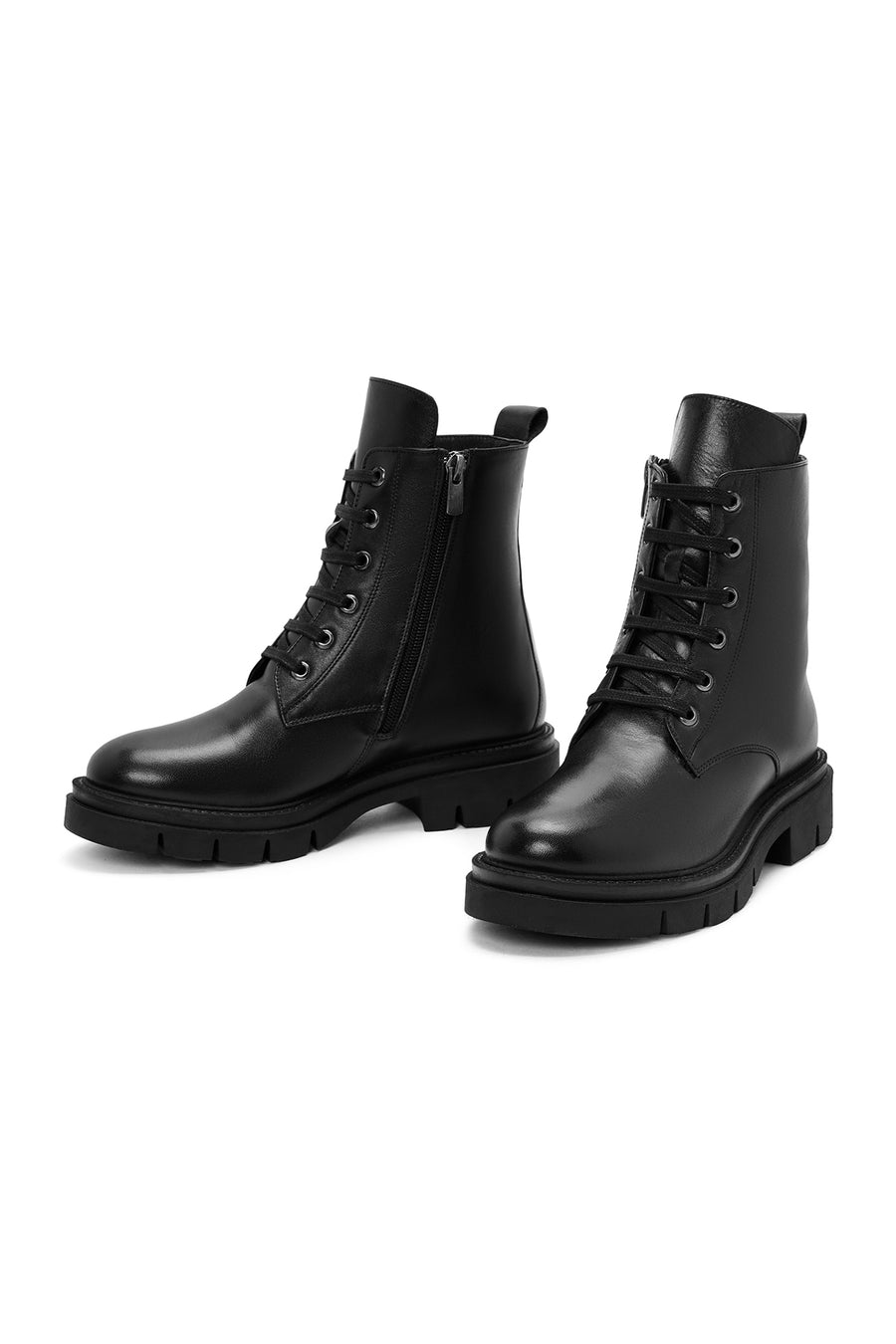 Woman Black Zippered Leather Boat