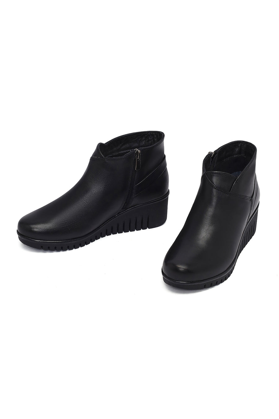 Woman Black Zip Closure Leather Comfort Boots