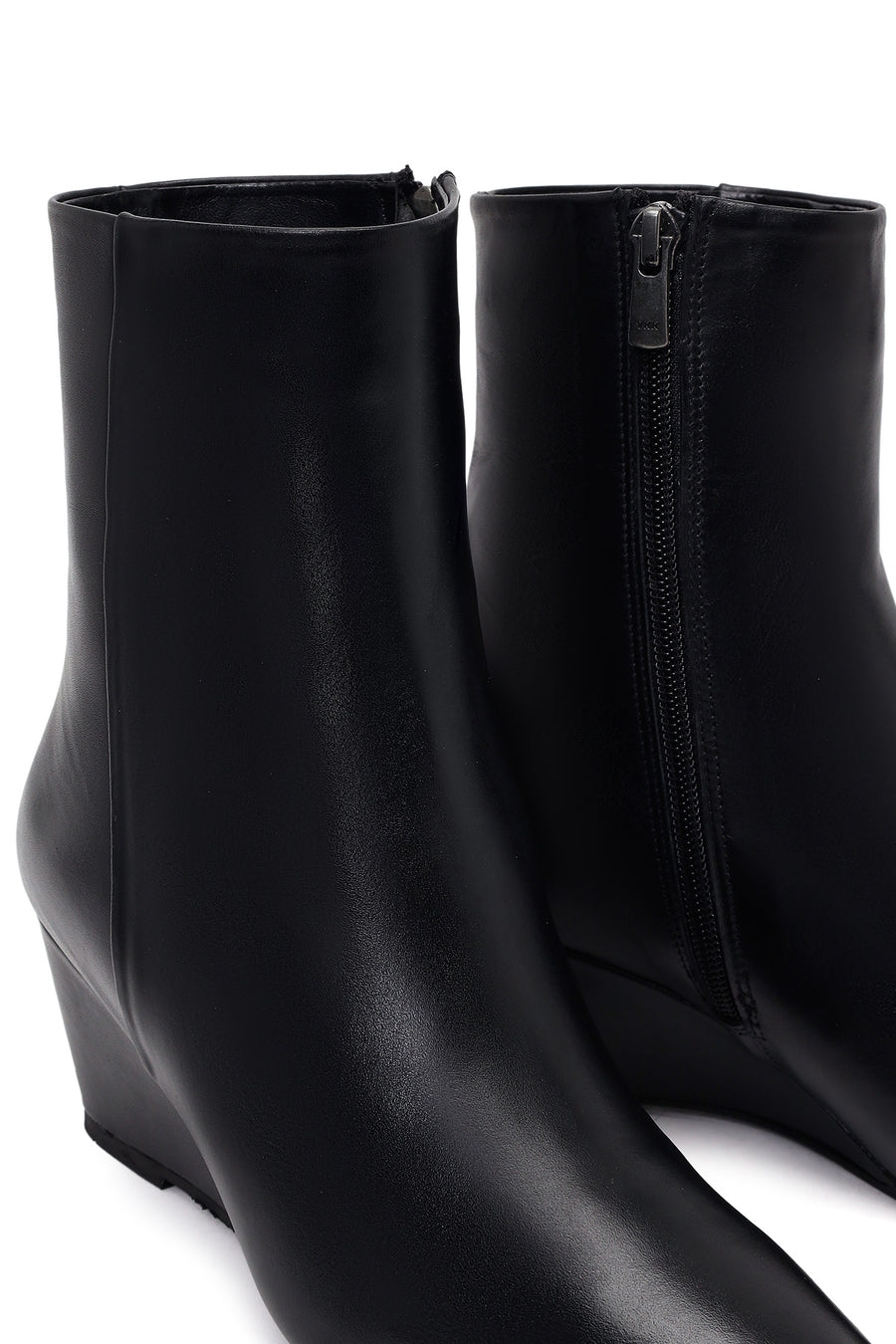 Woman Black Zip Closure Wedge-Heel Leather Boots