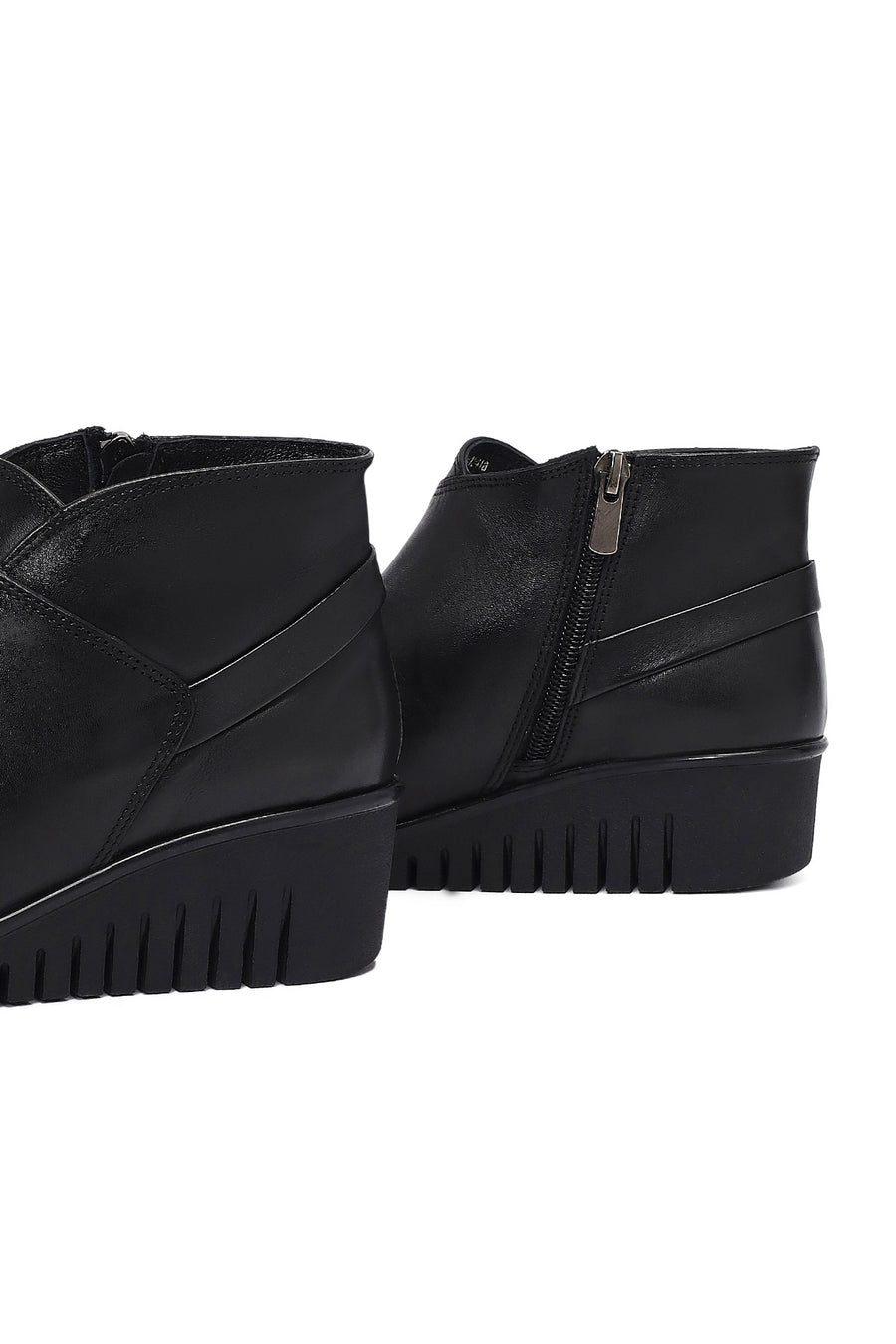 Woman Black Zip Closure Leather Comfort Boots