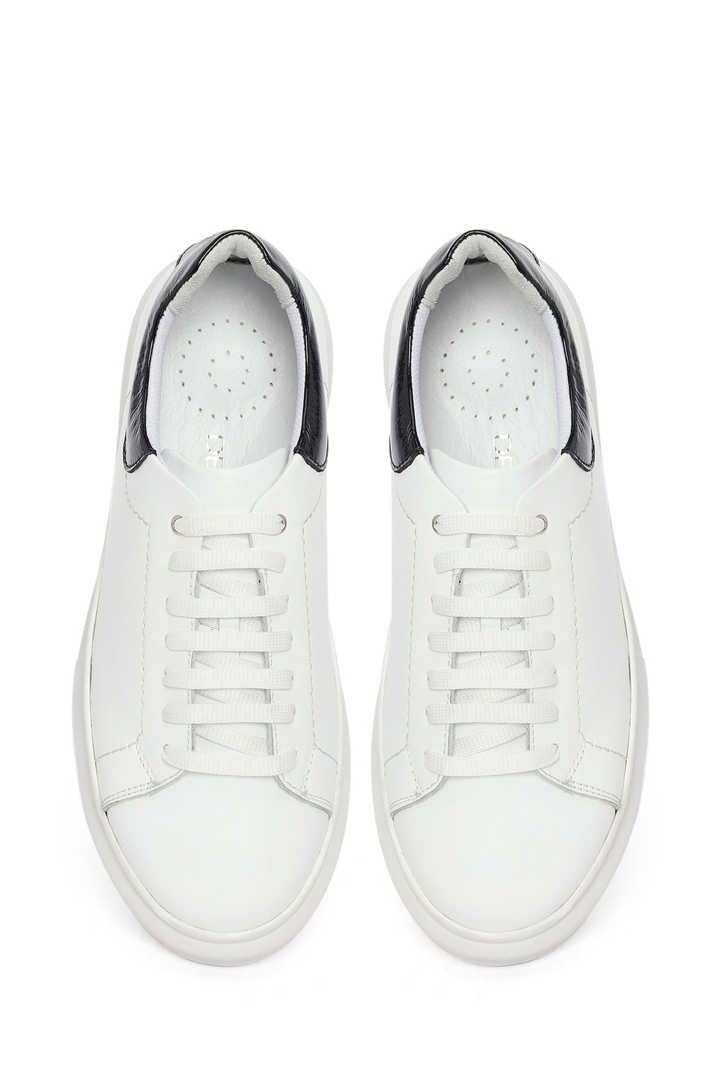Kadın Beyaz Bağcıklı Kalın Tabanlı Deri Sneaker